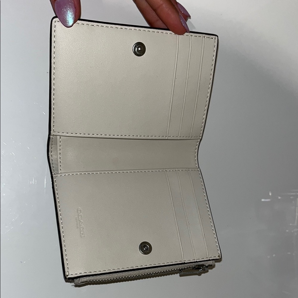 Coach Beige Signature Wallet NWOT - Picture 5 of 8